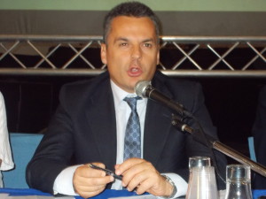 Una strana espressione del volitivo assessore Edy Bandiera. L'uomo politico è stato una presenza costante nella "tre giorni" mazarese. 