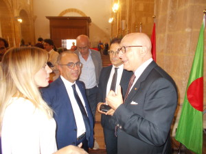 Tre protagonisti del Blue sealand:con una bella interlocutrice, Nino Carlino, il sindaco Salvatore Quinci e il vice presidente della regione Gaetano Armao.