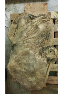La Dama bianca di Tindari, statua acefala in marmo e pietre, risalente all'Impero romano, vista con grande interesse e molto contesa: andata smarrita è stata ritrovata sepolta nella polvere nel corso dei recenti restauri del Salinas, dove di trova esposta, nonostante le richieste provenienti da Patti. 