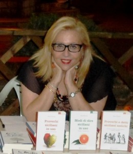 Sara Favarò in una foto di qualche anno fa circondata da alcuni suoi libri .