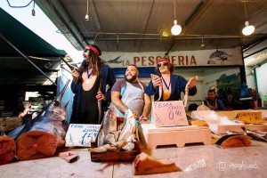 Pesce, frutta,ogni mercanzia si trova esposta in vendita a Ballarò. Prezzi ...popolari: ecco uno "spada" a 16 euro/kg.