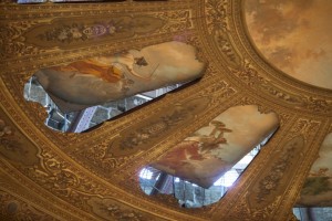 La ruota è costituita da undici elementi trapezoidali di pitture su tela, disposte a ruota intorno a un tondo centrale dove è raffigurato il Trionfo della Musica, ideato da Rocco Lentini, ma opera di Luigi Di Giovanni che l’ha realizzato con colori tenui e ariosi. (Ph. Rosellina Garbo)