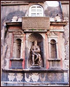 Eccolo ancora alla Vucciria.