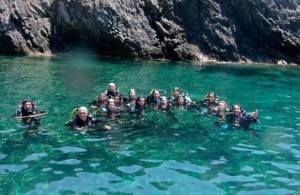 Allievi apneisti con Stefano Makula,con cui l'autore diquesta serie di articoli, già dedito alla pesca subacquea agonistica, iniziò ad apprendere le tecniche della respirazione.