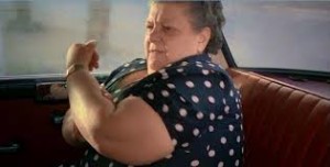 Lella saluta l'anno vecchio. Alla guida, il "nipote" Carlo Verdone.
