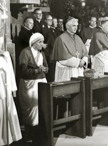 Teresa prega con Joseph Ratzinger 1978 Friburgo Giornate cattoliche tedesche