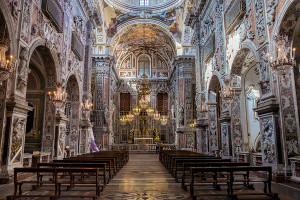 La navata centrale della chiesa di Santa Caterina a Palermo. Altre fulgido esempio di Barocco. Qui la realizzazione è ricchissima. Vedi la tecnica dei "marmi mischi", una rara realizzazione presente nel barocco palermitano in particolare.
