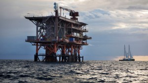 Pozzi di petrolio in mare. Non danno fastidio alla navigazione. Per le picco le barche sono anzi un punto di rifermento. 