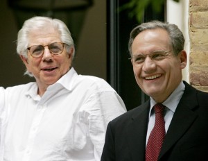Carl Bernstein e Bob Woodward fotografati insieme qualche anno fa. I due reporter, che nel 1972 condussero l’inchiesta che svelò i retroscena dello scandalo Watergate (che spinse l’allora presidente degli Stati Uniti Richard Nixon alle dimissioni), sono stati invitati nella redazione del Washington Post, per un saluto e un brindisi nel giorno dell’addio allo storico quartier generale in 1150 15th Street. La nuova sede del giornale oggi di Jeff Bezos, numero uno di Amazon, sarà in 1301 K Street…