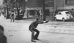 Famose quanto tristi immagini degli anni di piombo... Prima Lotta continua poi Brigate Rosse. Qualcuno persino concordava o ammirava: "saranno ricordati come gli eroi del Risorgimento..."