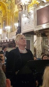 Felicia Bongiovanni canta Fratello sole sorella luna alla Cappella Palatina.