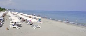 Spiaggia del Fiesta hotel Campofelice. Non è il solo insediamento del genere in una spiaggia lunga chilometri.Il territorio di Cefalù e Campofelice è il terzo della Sicilia, dopo la provincia di Messina e il territorio comunale di Palermo, davanti alla provincia di Catania.