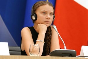 Greta come appare distesa in "sala conferenze": non è più una bambina. Ne assume l'aspetto a causa di un ritardato sviluppo.