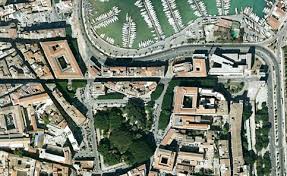 Ancora una foto aerea di una parte fondamentale del centro storico,in massima parte in mano a privati letteralmente dissanguato dal fisco.