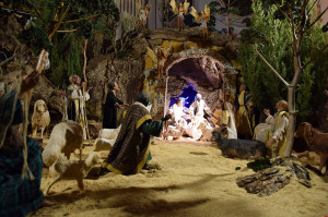 Una poetica e scenografica ricostruzione della Grotta nel presepe di Caltagirone.