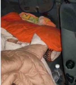 Il sedile posteriore dellauto e il miserolettoimprovvisato.