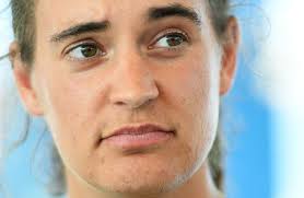 Carola Rackete, primo piano. Qualcuno ha sostenuto sia un trans, fornendo anche un'immagine che la ritrarrebbe "da uomo". Fake news? Probabile...