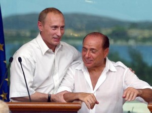 Un Berlusconi ancor giovane letteralmente abbracciato da Putin.Ma ciò che è stato raccontato è "il sorrisetto" di due "mezze cartucce" come Macron e la Merkel