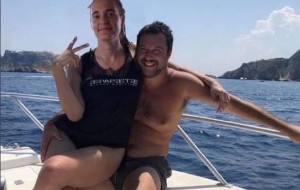 Che scoop! Ci fu un tempoin cuiRackete era amorevolmente in gita con Salvini: una burla e un abile fotomontaggio.Questa di certo era una fake news (vedi giù anche l'originale). 