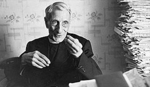 Luigi Sturzo è stato molto fotografato nel proprio studio, sepolto da libri e carte. Che certo voleva, forse idealmente, sempre a portata di mano.