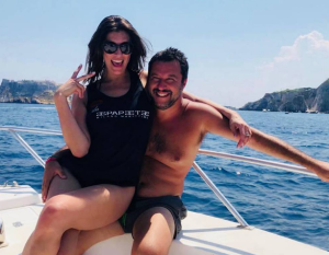 Ecco la foto originale. In motoscafo Matteo poggia la mano sulla coscia di Elisa (Isoardi), allora sua compagna: tutto un altro mangiare...