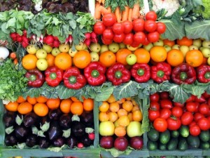 La Sicilia primeggiain Europa per laproduzioni di iortaggi:insolcooin serra, è assicurata la disponibilità anche fuori stagione di tutti i prodotti.