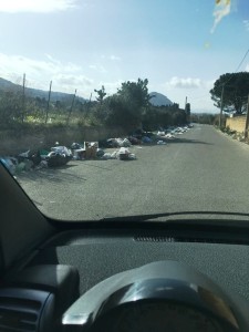 Le auto fra i rifiuti al posto di paracarri e guard-rail...