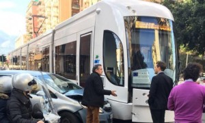 uto è finita contro il mezzo pubblico che percorreva via Leonardo da Vinci. L'impatto, all'altezza di via Pacinotti.