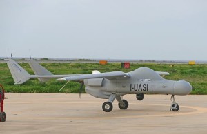 Il drone modello Falco EVO (Fincantieri)  dispone di un Permit to Fly rilasciato dallENAC (Ente nazionale aviazione civile), che autorizza i voli nello spazio aereo civile italiano e maltese. Laccordo innovativo raggiunto  garantisce quindi la conformità alle normative nazionali e internazionali ed il coordinamento con le relative autorità.