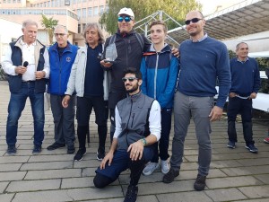 L'equipe della Lega Navale Palermo, perno dell'organizzazione, il cui equipaggio si è piazzato sul terzo gradino del podio. Della LN i 2 "derivoni" Azzurra con cui si è regatato.