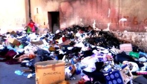 Monnezza all'Albergheria: donna (dietro a sx) fruga tra i rifiuti