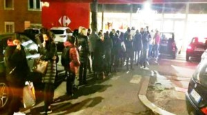 La paranoia di ...fare dispensa ad oltranza. Altro che fare la spesa? E' il festival del consumismo. A Natale la gara è all'albero più grande, adesso è al carrello più pieno! Si fanno provviste come se tra poco ci fosse la guerra. L'alcol è scomparso da tutti gli scaffali. Anche se basta diluire la candeggina nell'acqua per ottenere un ottimo disinfettante per le mani e le superfici di casa (se ce ne fosse bisogno, ma non c'è). C'è chi fa bollire l'acqua ...del rubinetto. Ma il virus non sopravvive nell'acqua...