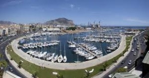 Dalla Cala di Palermo lo sfondo della costa che indica il Montepellegrino,il più bel promontorio del mono secondo Goethe. Dall'interno della Città Murata indica il Nord. Il porto, attorno alla quale si è sviluppata la città, è protetto dalla più frequante perturbazione,quella proveniente da maestrale (Nord Ovest). Ciò le ha meritato il nome greco di Panormos, tutto ormeggio. Mal'antico sviluppo sideve prima ai fenici (i fondatori) e poi a romani,bizantini, musulmani del Nord Africa (non veri arabi) e poi Normanni e Svevi.LaSicilikafu anche indipendente e Palermo capitale. Sotto il tedesco italianizzato Federico II, figlio della grande Costanza d'Altavilla, fu capitale del Sacro Romano Impero. In pratica, dell'Europa intera.