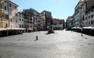 Allucinante: Campo dei fiori - uno degli angoli cittadini più suggestivi del mondo - in pieno giorno.
