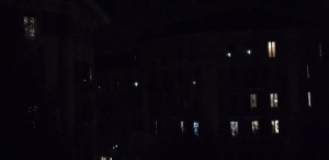 Si chiama flashmob Le regole sono semplicemente tre: spegnere tutte le luci in casa, affacciarsi alla finestra con una fonte luminosa e alla fine far partire un lungo e caldo applauso collettivo. Secondo gli organizzatori l’iniziativa è “Un piccolo grande gesto per far vedere al mondo tramite satellite che l’Italia è viva, che quello italiano è un popolo compatto e forte di fronte a ogni avversità. Solo uniti infatti si può sconfiggere anche il Coronavirus”.