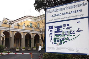 Il grande atrio del monumentale Ospedale Spallanzani di Roma, vanto della sanità italiana nel mondo, assieme al Bambin Gesù.