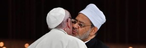 Bergoglio bacia imam. Nulla di male, anzi! Il problema ècheciòrientra nel suoerrrato concettodiecumenismo, visto non come missionediconvertire ilmondo, madiaperturaa tutte o quesi le altre fedi, come 'figlie' della comune radice.