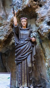 Santa Rosalia in gesso:Si trova dentrola Grotta - Santuario. E'quest la rappresentazione più venerata, quella ai cui piedi si depositano gli ex voto. 