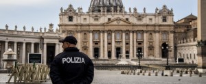 Anche la sede della Cristianità è deserta e il poliziotto fa buona guardia. Anche la malattia (come la catastrofe) è una manifestazione del Male e colpisce 'alla cieca'. Essa mette in difficoltà anche la fede. Ma in queste occasioni chi crede prega, chi non crede, spesso, ...bestemmia. Teologicamente la presenza del Male e la relativa lotta contro di esso è l'essenza stessa della vita e della storia umana. A dubitarne è la mentalità di Parmenide e Platone, per cui un Dio perfetto non 'avrebbe' potuto che creare un mondo perfetto. In tal senso si ritiene spesso che ...tutti i mali siano colpa dell'umanità. Per quanto assurda, questa 'idea' è frequente. Dovrebbe essere facile chiedersi allora: perché mai il Creatore dovrebbe essersi 'sbagliato' proprio con l'umanità cui, invece, ha dato conoscenza e coscienza? Oltre ad una capacità non trascurabile: quella di ricordare. Paradossalmente la teoria di un'ipotetica perfezione del creato è fatta propria anche dalle dottrine materialistiche, la cui idea si incrocia con chi, invece, esalta di più la divinità. Come fa Platone che crede fermamente anche nell'immortalità dell'anima, fino a trascurare, rispetto al Cristianesimo e alle altre religioni abramitiche, l'importanza del corpo. Per molti atei la perfezione appartiene alla natura. Ma di solito anche loro, da questa escludono, paradossalmente, l'umanità.