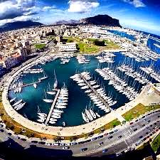 Palermo proiettata sul suo mare che qui entra alla Cala, biglietto da vista della Città dopo la bonifica delle acque e la sistemazione operate dal Sindaco Cammarata e dal Presidente del Porto Bevilacqua.