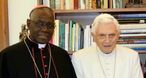 Benedetto XVI con il Card. Sarah - forse l'uomo che stigmatizza il reale problema dell'Africa. I due avevano firmato insieme il libro 'Dal profondo del cuore' in cui esprimono il loro pensiero sui principi della fede.Ratzinger è stato costretto a toglier via il proprio nome di coautore.