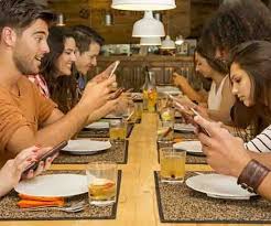 Tutti a tavola fra il piatto e il ...cellulare.