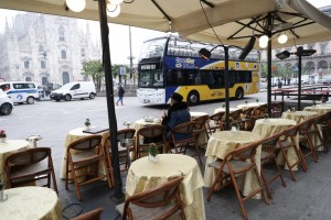Il temerario vecchietto milanese: non è per l'aperitivo, ma per il tradizionale cappuccino con brioche..." E gli altri? Che m'importa del mondo...