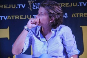 Crolina Varchi pensosa inuna istantanea di quest'estate.