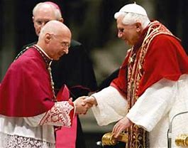 Il Cardinal Angelo Bagnasco, un maggiorente storico della CEI, Conferenza episcopale, omaggia qui papa Benedetto