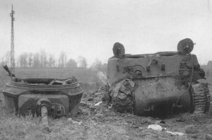 Un carro armato Sherman aperto in due dalla difesa anti tank approntata dagli italiani.