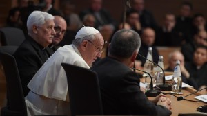 Papa Bergoglio in riunione con i maggiori rappresentanti dei Gesuiti,duoiexcomnfatelli...