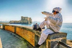 Pulcinella contro il male: scetateve c'a vita è bella, c'a vita è doce. Iamme 'n coppe iamme...