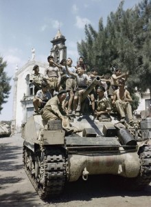 Ma quanto era grande uno Sherman? Aveva già anche i cingoli gommati per correre sull'asfalto. Per la lotta anti carro, gli italian,amnche ad El Alamein usavano anche bombe molotov utilizzando bottiglie di birra riempite i benzina.