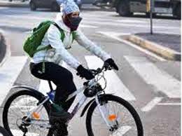 Ciclista mascherato . i non sensi del panico diffuso dai media.